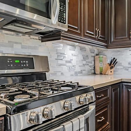 Beautiful Property In Downtown Core Close To Subway Station! 토론토 외부 사진
