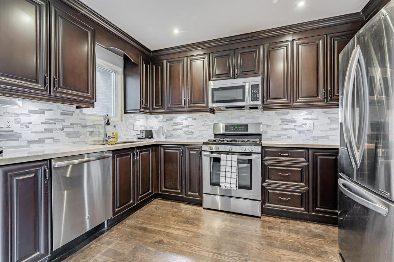 Beautiful Property In Downtown Core Close To Subway Station! 토론토 외부 사진