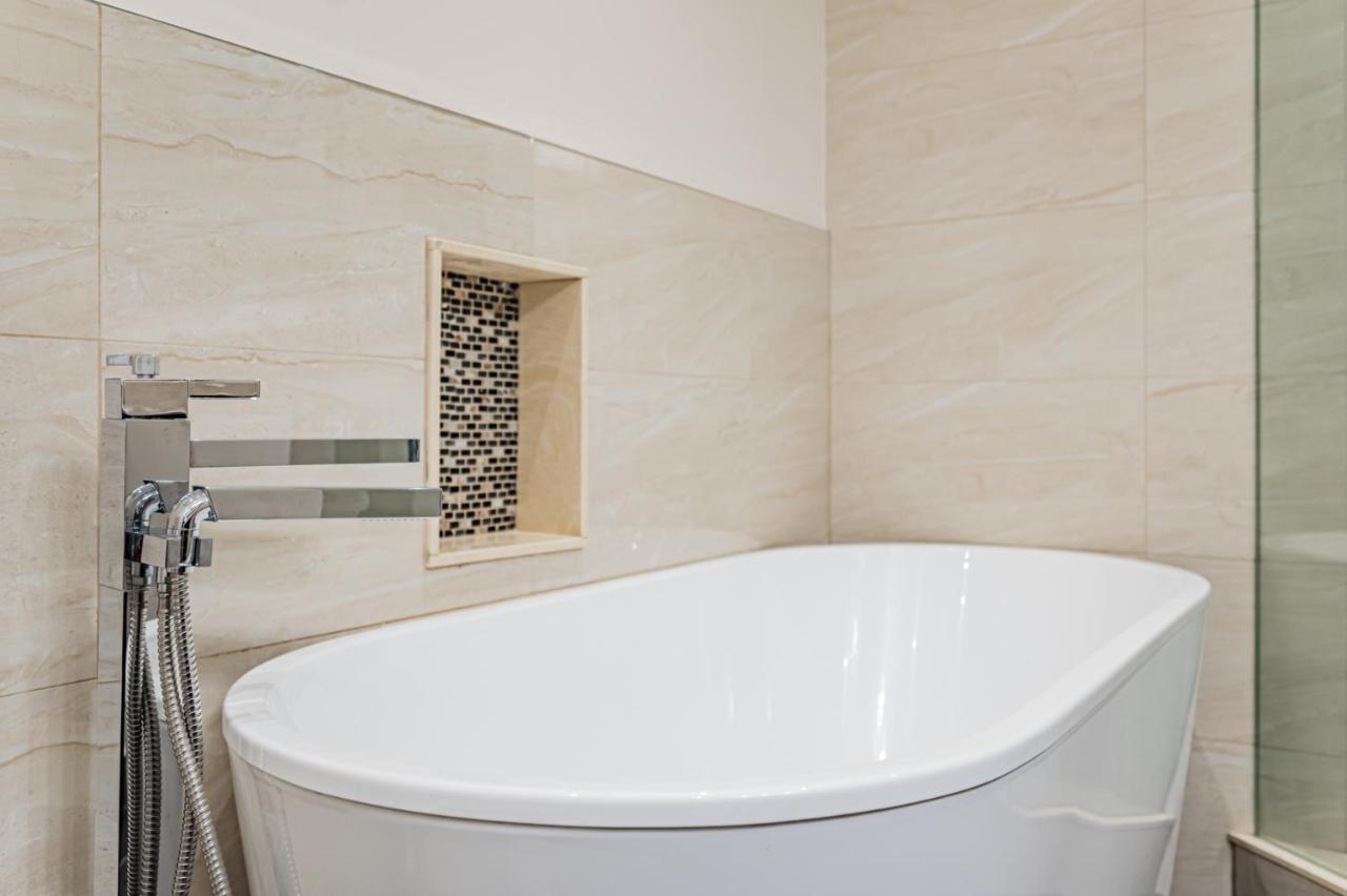 Beautiful Property In Downtown Core Close To Subway Station! 토론토 외부 사진