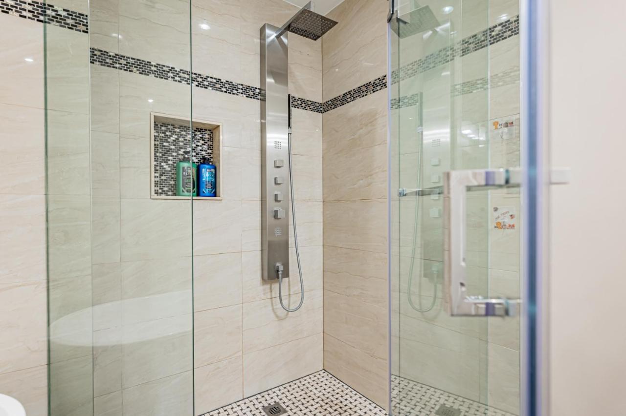 Beautiful Property In Downtown Core Close To Subway Station! 토론토 외부 사진