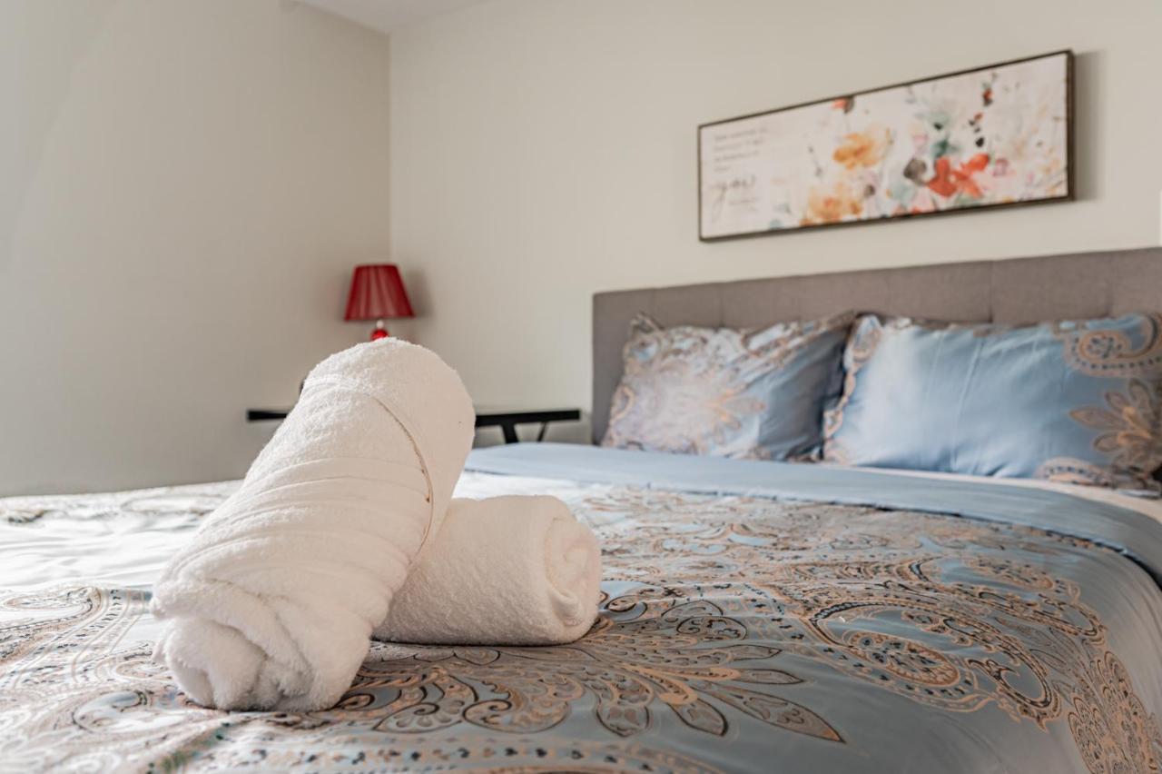 Beautiful Property In Downtown Core Close To Subway Station! 토론토 외부 사진